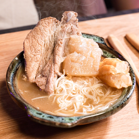 超巨肋排星馬肉骨茶！這是即食包該有的尺寸嗎？老饕必沾「這樣料」？這樣吃我願稱你一聲老饕　沾這個你就是老饕